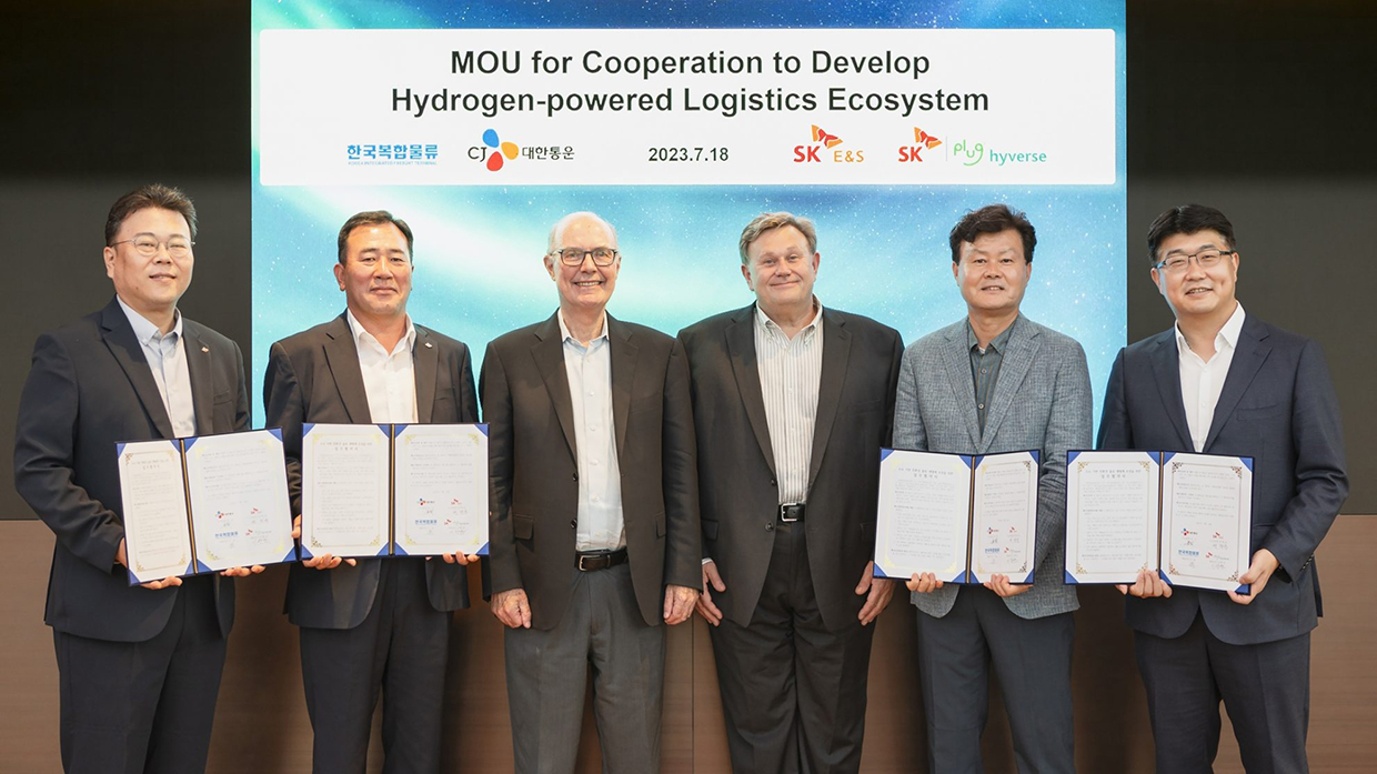 <사진1> (왼쪽부터) 기송 한국복합물류 대표이사, 최갑주 CJ대한통운 P&D그룹장, 앤디 마시(Andy Marsh) 플러그파워 CEO(최고경영자), 키스 슈미드(Keith Schmid) 플러그파워 수석부사장, 이황균 SK플러그하이버스 대표이사, 권형균 SK E&S 수소부문장(부사장)이 18일 서울 종로구 SK서린빌딩에서 ‘수소 기반 친환경 물류 생태계 조성을 위한 업무협약’을 체결한 뒤 기념사진을 촬영하고 있다.