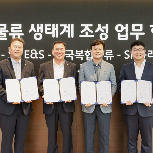 (왼쪽부터) 기송 한국복합물류 대표이사, 최갑주 CJ대한통운 P&D그룹장, 이황균 SK플러그하이버스 대표이사, 권형균 SK E&S 수소부문장(부사장)이 18일 서울 종로구 SK서린빌딩에서 ‘수소 기반 친환경 물류 생태계 조성을 위한 업무협약’을 체결한 뒤 기념사진을 촬영하고 있다.