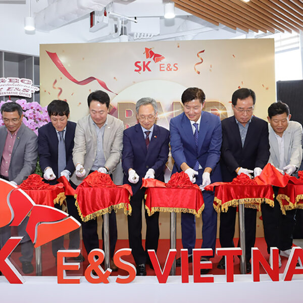 [사진1] 서건기 SK E&S Renewables 부문장(오른쪽에서 4번째), 권순칠 주호치민 대한민국 총영사관 부총영사(왼쪽에서 5번째) 등 참석자들이 SK E&S 베트남 대표사무소 개소식 리본 커팅식을 하고 있다.