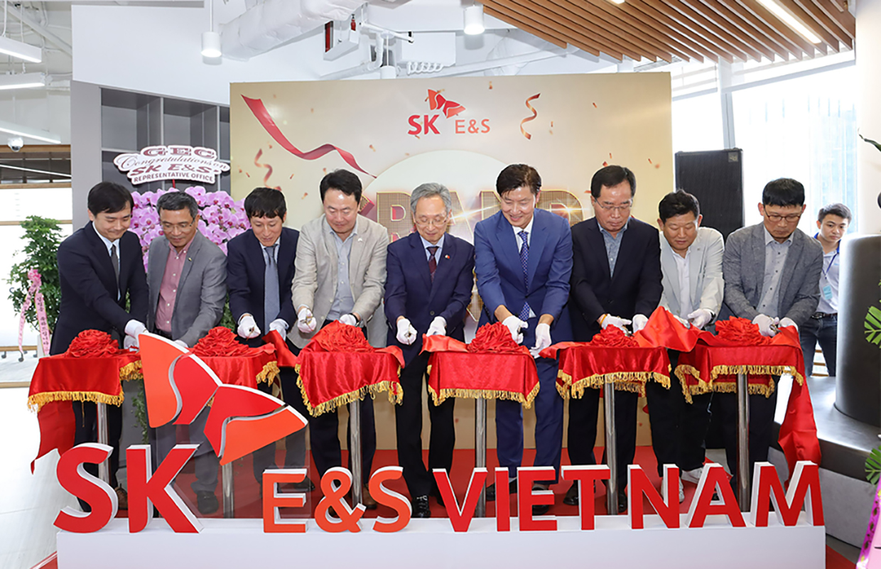 [사진1] 서건기 SK E&S Renewables 부문장(오른쪽에서 4번째), 권순칠 주호치민 대한민국 총영사관 부총영사(왼쪽에서 5번째) 등 참석자들이 SK E&S 베트남 대표사무소 개소식 리본 커팅식을 하고 있다.