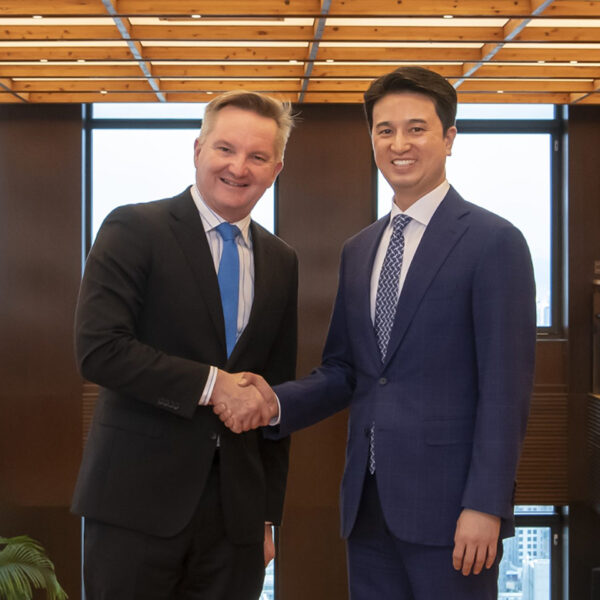 [사진] 25일 SK서린빌딩에서 추형욱 SK E&S 대표이사 사장(오른쪽)과 크리스 보웬 호주 기후변화에너지부 장관(왼쪽)이 기념사진을 촬영하고 있다.