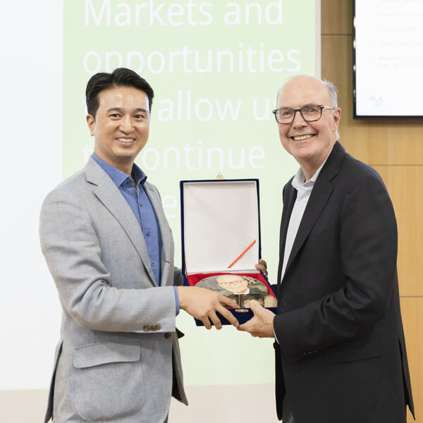 추형욱 SK E&S 대표이사 사장과 앤디 마시(Andy Marsh) 플러그파워 CEO(최고경영자)가 18일 서울 종로구 SK서린사옥에서 진행된 SK E&S 임직원 대상 특별강연 이후 기념촬영을 하고 있다.