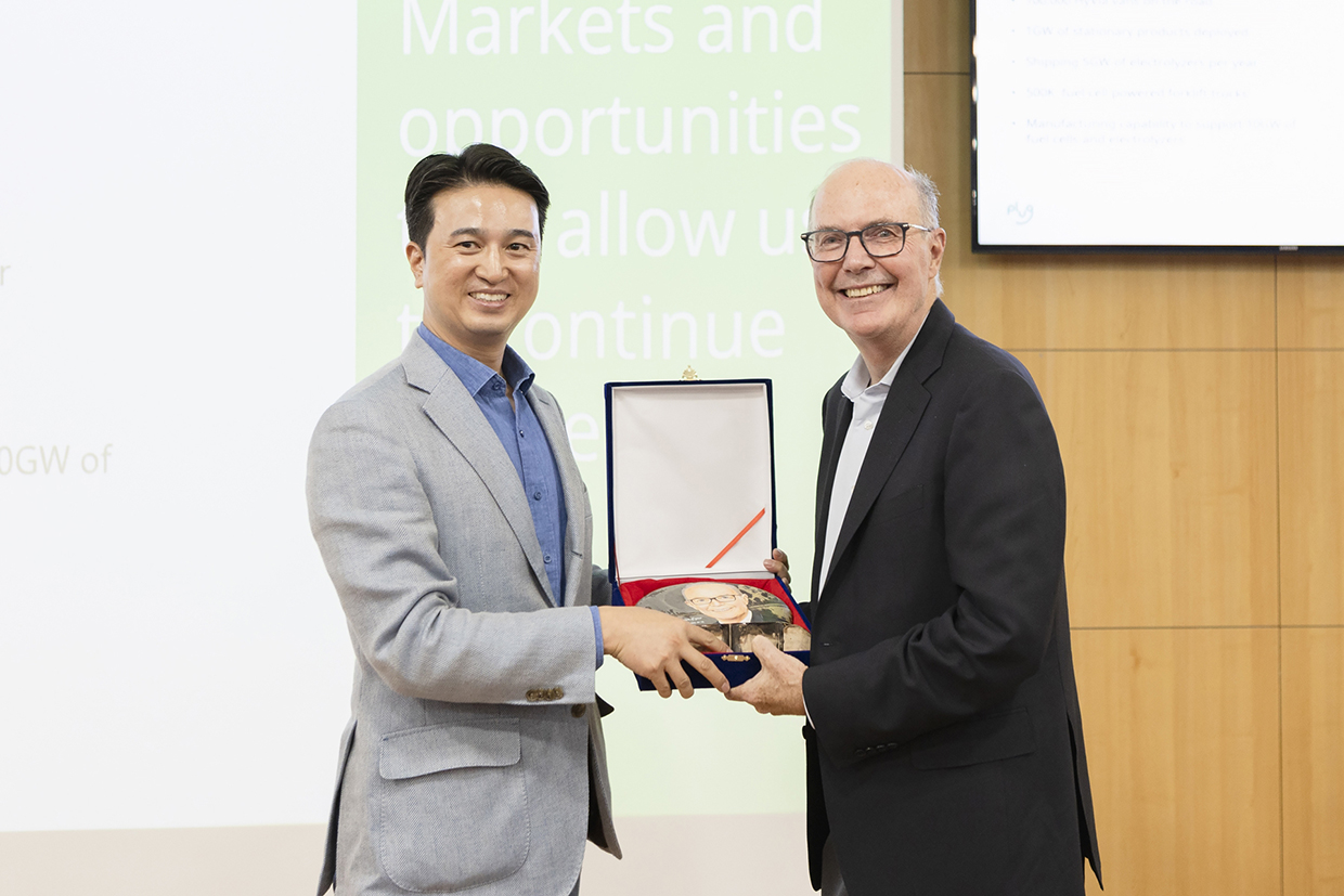 <사진1> 추형욱 SK E&S 대표이사 사장과 앤디 마시(Andy Marsh) 플러그파워 CEO(최고경영자)가 18일 서울 종로구 SK서린사옥에서 진행된 SK E&S 임직원 대상 특별강연 이후 기념촬영을 하고 있다.