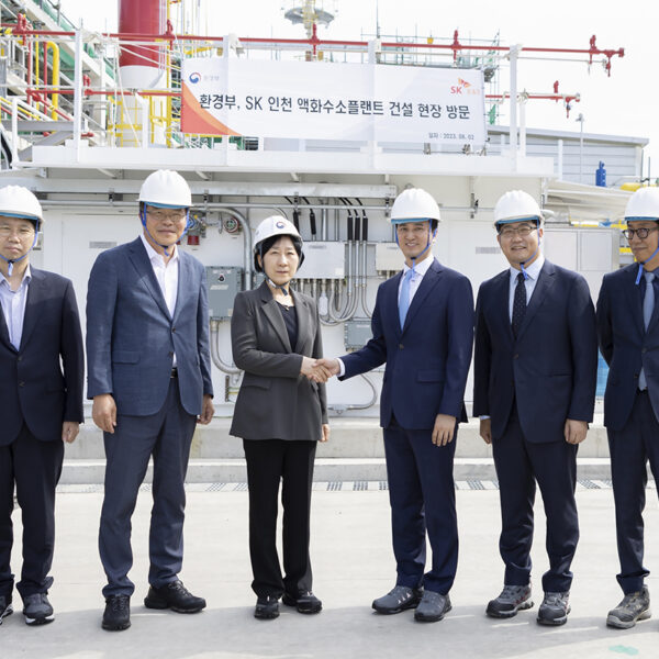 (왼쪽부터) 류필무 환경부 대기미래전략과장, 박연재 환경부 대기환경정책관, 한화진 환경부 장관, 추형욱 SK E&S 대표이사 사장, 권형균 SK E&S 수소부문장, 하형은 SK E&S 수소엔지니어링그룹장이 2일 SK E&S의 인천 액화수소플랜트 건설 현장을 둘러본 뒤 기념촬영을 하고 있다.