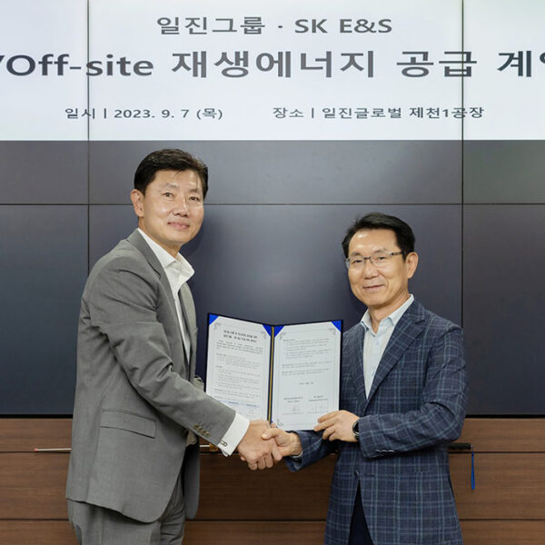 (왼쪽부터)7일 충북 제천시 일진글로벌 제천1공장에서 SK E&S 서건기 부사장, ㈜일진글로벌∙㈜베어링아트 송영수 대표가 ‘재생에너지 직접전력거래계약(PPA)’ 체결 후 기념사진을 촬영하고 있다.