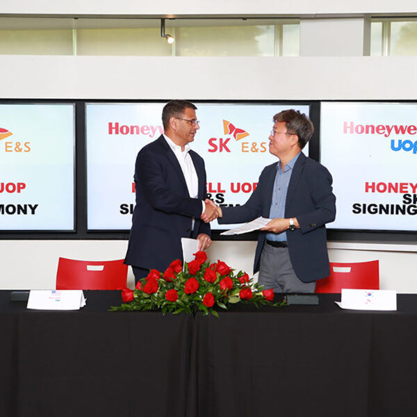 지난 달 30일 美 일리노이주 데스 플레인스에 위치한 Honeywell UOP 본사에서 배리 글릭맨 Honeywell UOP 부사장(왼쪽)과 차태병 SK E&S Net Zero기술센터장(오른쪽)이 공동개발협약를 체결하고 기념사진을 촬영하고 있다.