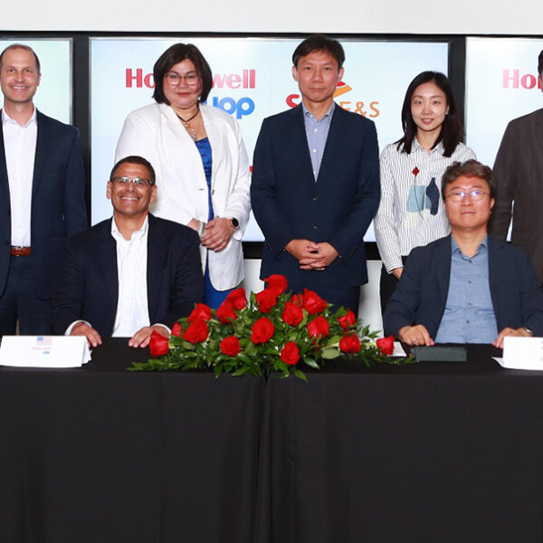 지난 달 30일 美 일리노이주 데스 플레인스에 위치한 Honeywell UOP 본사에서 배리 글릭맨 Honeywell UOP 부사장(앞줄 왼쪽)과 차태병 SK E&S Net Zero기술센터장(앞줄 오른쪽)을 비롯한 양사 관계자가 공동개발협약 체결 후 기념촬영을 하고 있다.
