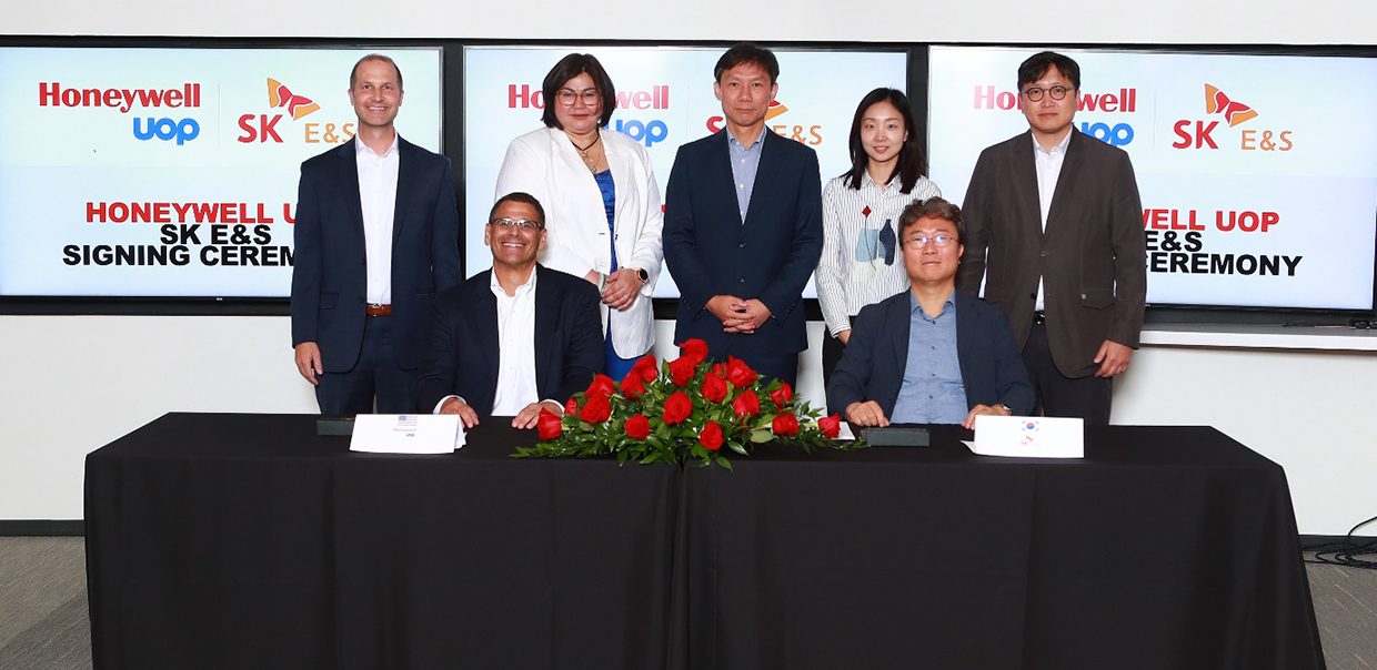 <사진2> 지난 달 30일 美 일리노이주 데스 플레인스에 위치한 Honeywell UOP 본사에서 배리 글릭맨 Honeywell UOP 부사장(앞줄 왼쪽)과 차태병 SK E&S Net Zero기술센터장(앞줄 오른쪽)을 비롯한 양사 관계자가 공동개발협약 체결 후 기념촬영을 하고 있다.
