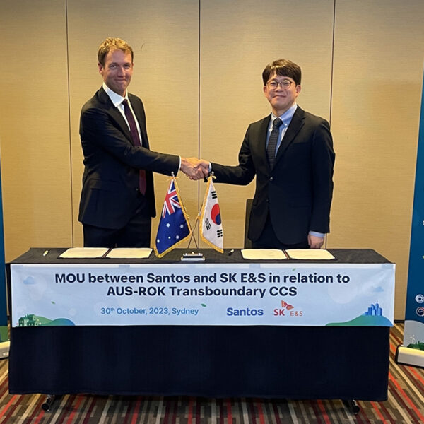 30일 호주 시드니 쉐라톤 그랜드 시드니 하이드파크 호텔에서 열린 ‘제32차 한-호 에너지자원협력위원회’ 연계 ‘한-호 수소·CCUS 비즈니스 세미나’에서 앨런 스튜어트 그랜트 산토스 친환경에너지 담당 부사장(왼쪽)과 김일영 SK E&S 업스트림본부장이 ‘한국-호주 간 국경 통과 CCS(Transboundary CCS) 추진 관련 상호 협력을 위한 업무협약’을 체결한 뒤 기념촬영을 하고 있다.