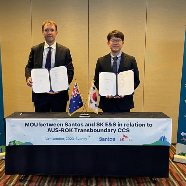 30일 호주 시드니 쉐라톤 그랜드 시드니 하이드파크 호텔에서 열린 ‘제32차 한-호 에너지자원협력위원회’ 연계 ‘한-호 수소·CCUS 비즈니스 세미나’에서 앨런 스튜어트 그랜트 산토스 친환경에너지 담당 부사장(왼쪽)과 김일영 SK E&S 업스트림본부장이 ‘한국-호주 간 국경 통과 CCS(Transboundary CCS) 추진 관련 상호 협력을 위한 업무협약’을 체결한 뒤 기념촬영을 하고 있다.