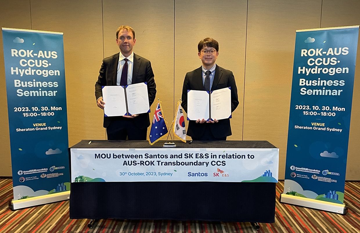 <사진2> 30일 호주 시드니 쉐라톤 그랜드 시드니 하이드파크 호텔에서 열린 ‘제32차 한-호 에너지자원협력위원회’ 연계 ‘한-호 수소·CCUS 비즈니스 세미나’에서 앨런 스튜어트 그랜트 산토스 친환경에너지 담당 부사장(왼쪽)과 김일영 SK E&S 업스트림본부장이 ‘한국-호주 간 국경 통과 CCS(Transboundary CCS) 추진 관련 상호 협력을 위한 업무협약’을 체결한 뒤 기념촬영을 하고 있다.