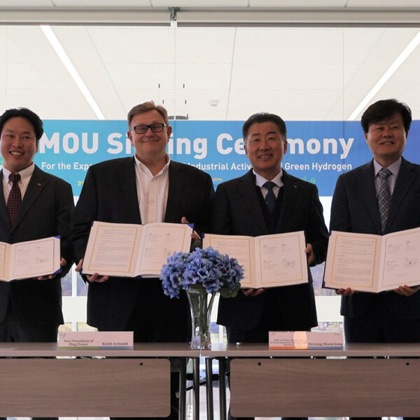 3일(현지시간) 미국 뉴욕주 플러그파워 비스타(Vista) 공장에서 열린 ‘그린수소 확대 보급 및 산업 활성화를 위한 업무협약(MOU)’ 체결식에서 참석자들이 기념촬영을 하고 있다. 왼쪽부터 김예섭 SK E&S 수소글로벌그룹 팀장, 키스 슈미드 플러그파워 부사장, 장병훈 한국수자원공사 수자원환경부문장, 이황균 SK 플러그 하이버스 대표이사.