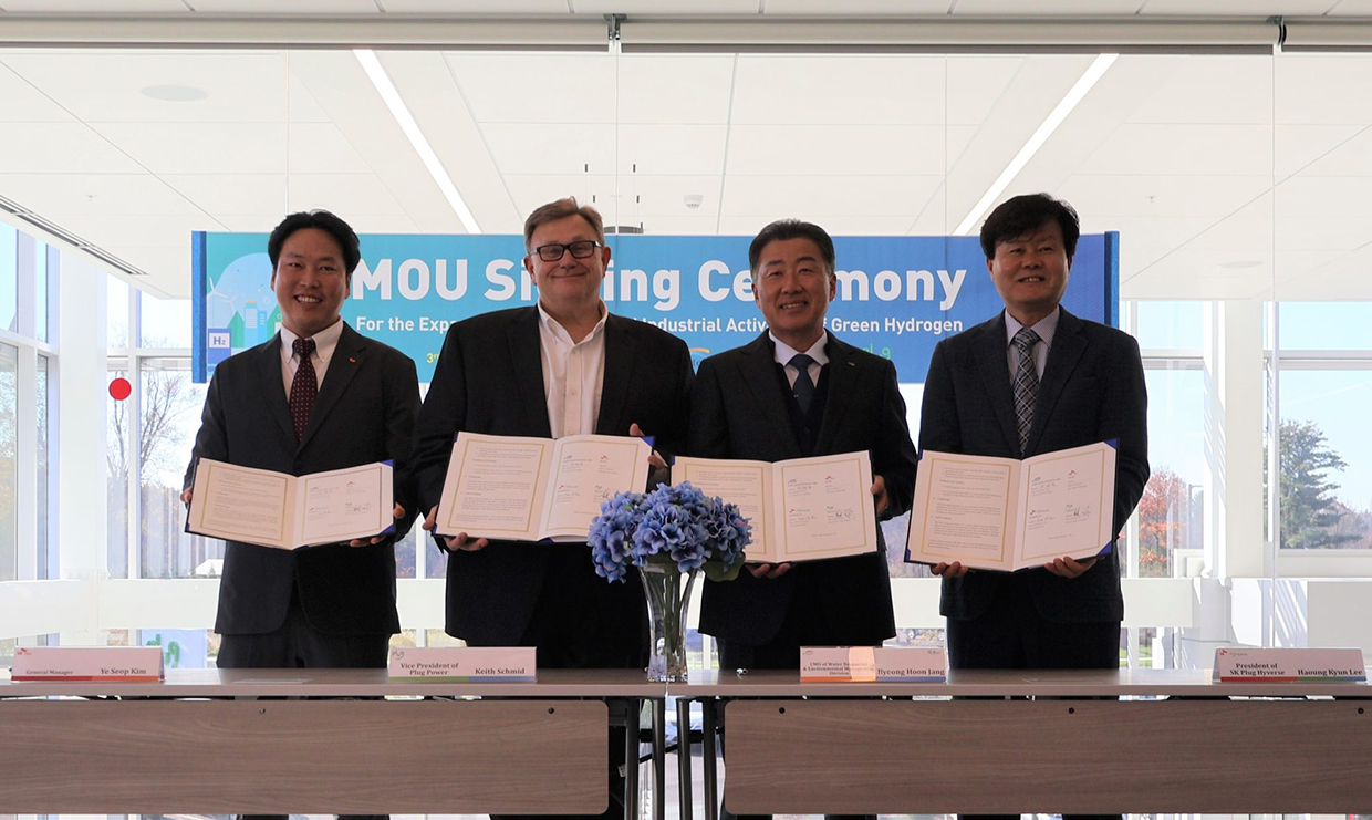 <사진> 3일(현지시간) 미국 뉴욕주 플러그파워 비스타(Vista) 공장에서 열린 ‘그린수소 확대 보급 및 산업 활성화를 위한 업무협약(MOU)’ 체결식에서 참석자들이 기념촬영을 하고 있다. 왼쪽부터 김예섭 SK E&S 수소글로벌그룹 팀장, 키스 슈미드 플러그파워 부사장, 장병훈 한국수자원공사 수자원환경부문장, 이황균 SK 플러그 하이버스 대표이사.
