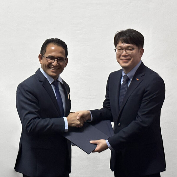 17일(현지시간) 프란시스코 다 코스타 몬테이로 동티모르 석유·광물자원부 장관(왼쪽)과 김일영 SK E&S 업스트림본부장이 상호 협력 파트너십(Mutual Cooperation Partnership, MCP)을 체결하고 기념사진을 촬영하고 있다.