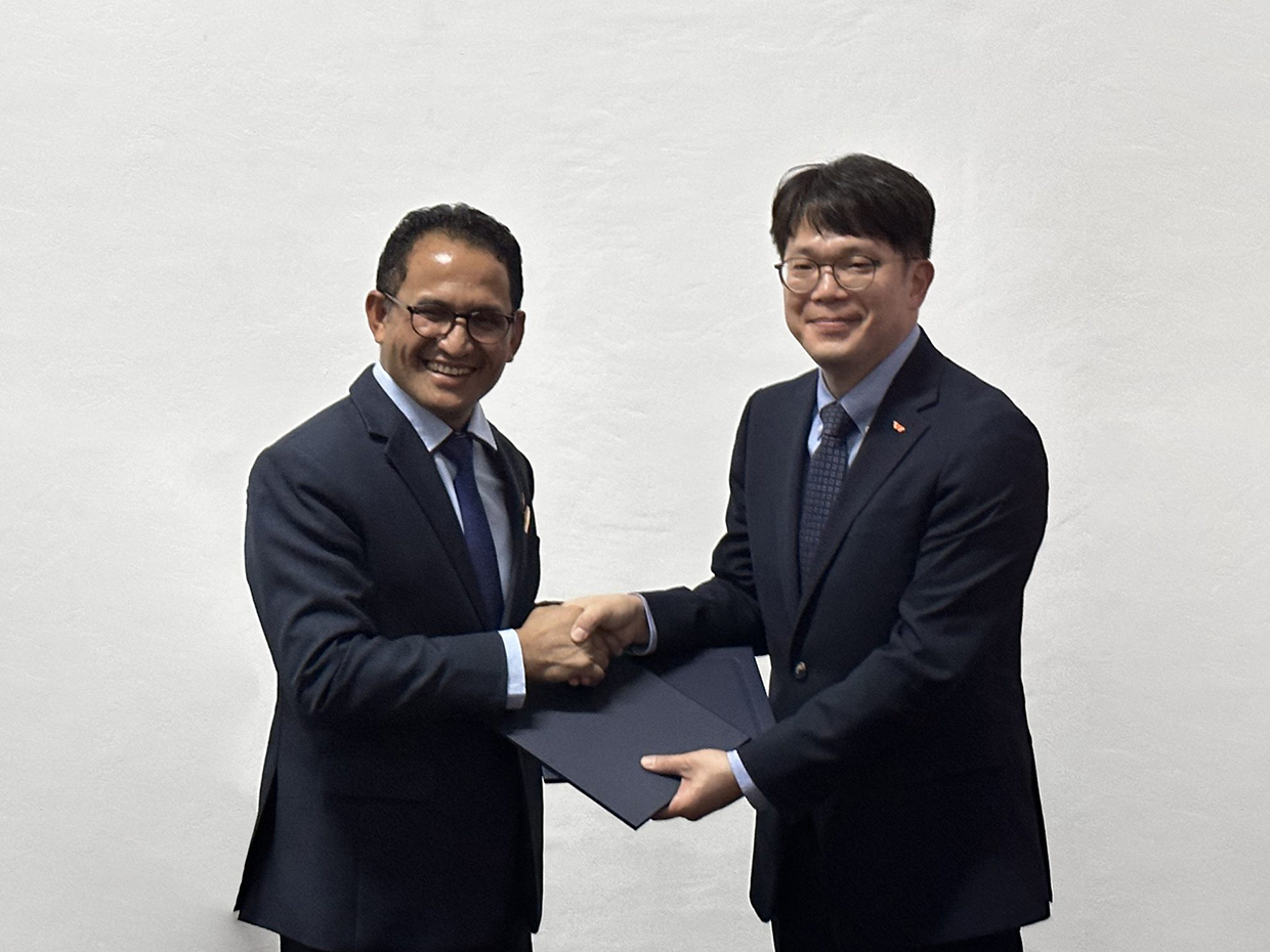 <사진> 17일(현지시간) 프란시스코 다 코스타 몬테이로 동티모르 석유·광물자원부 장관(왼쪽)과 김일영 SK E&S 업스트림본부장이 상호 협력 파트너십(Mutual Cooperation Partnership, MCP)을 체결하고 기념사진을 촬영하고 있다.