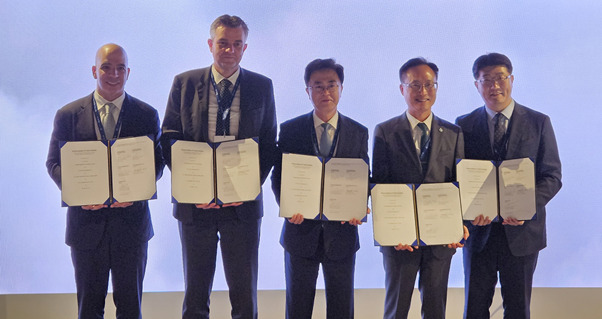 <사진1>(왼쪽부터) 로저 마르텔라(Roger Martella) 지이 버노바(GE Vernova) CSO, 도미니크 루즈(Dominique Rouge) 에어리퀴드 부사장, 김태흠 충청남도 도지사, 김광일 한국중부발전 부사장, 권형균 SK E&S 부사장이 2일(현지시간) COP28 한국 홍보관에서 열린 ‘국내 최대 규모 블루수소 플랜트 추진을 위한 글로벌 업무협약식’에 참석해 기념촬영을 하고 있다.