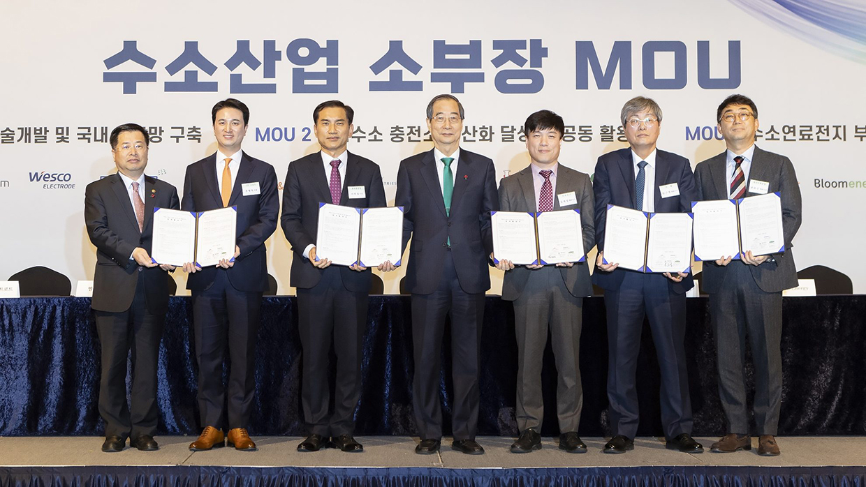 <사진> 18일 서울 롯데호텔에서 열린 ‘액화수소 충전소 국산화 달성 및 공동 활용을 위한 업무협약식’에서 참석자들이 협약 체결 후 기념촬영을 하고 있다. 왼쪽부터 강경성 산업통상자원부 제2차관, 추형욱 SK E&S 대표이사 사장, 이만섭 효성중공업 기전PU 사장, 한덕수 국무총리, 김대성 크리오스 대표이사, 임근영 디앨 대표이사, 권환주 광신기계공업 대표이사.