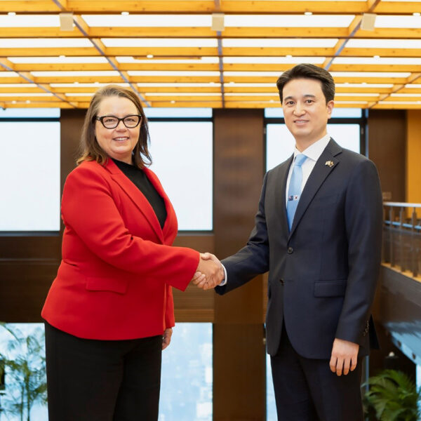 추형욱 SK E&S 대표이사 사장이 2일 서울 종로구 SK서린빌딩에서 매들린 킹 호주 자원장관(사진 왼쪽)을 만나 악수하고 있다.