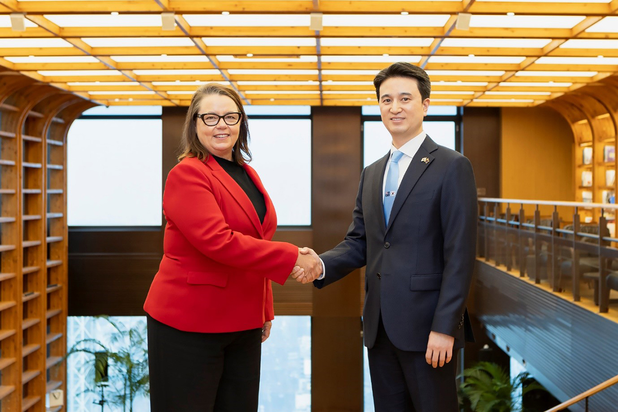 <사진> 추형욱 SK E&S 대표이사 사장이 2일 서울 종로구 SK서린빌딩에서 매들린 킹 호주 자원장관(사진 왼쪽)을 만나 악수하고 있다.