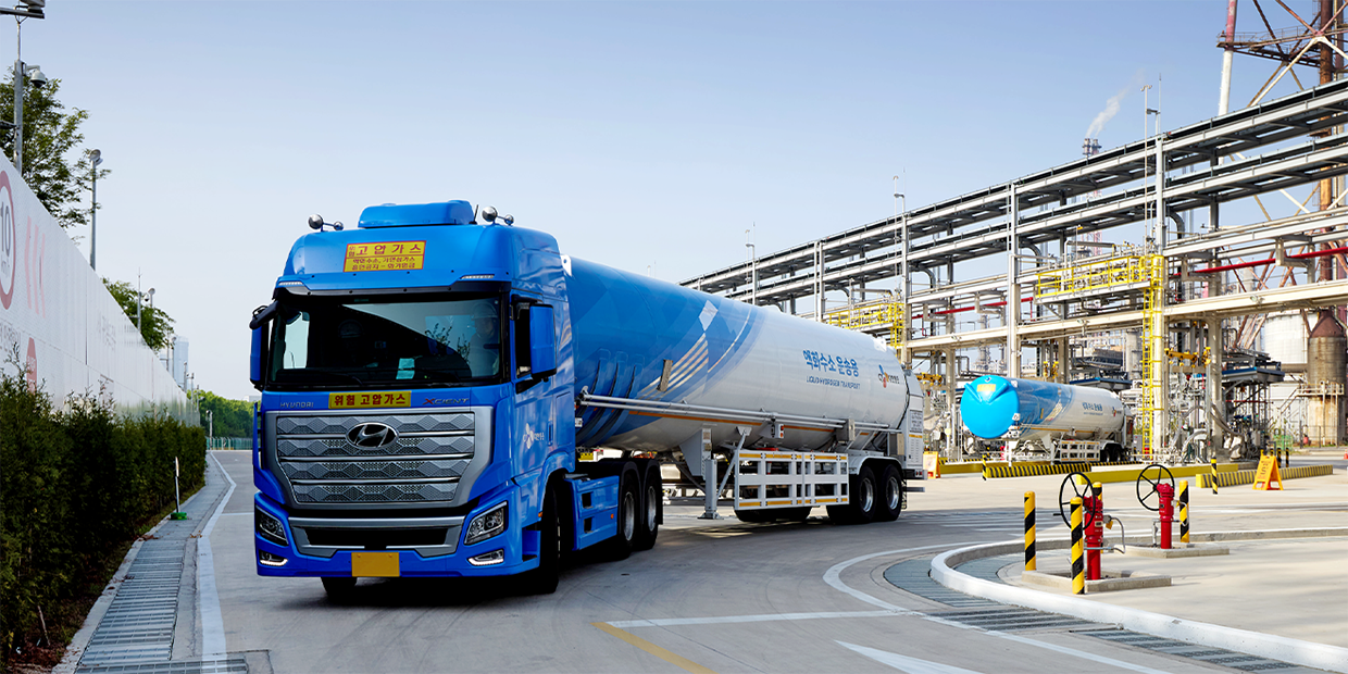 <사진2> SK E&S 인천 액화수소플랜트에서 생산한 액화수소를 실은 액화수소 탱크 트레일러가 이동하고 있다.