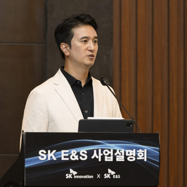 추형욱 SK E&S 대표이사 사장이 7일 서울 여의도 콘래드호텔에서 열린 ‘SK E&S 기업설명회’에서 회사 사업 현황에 대해 발표하고 있다.