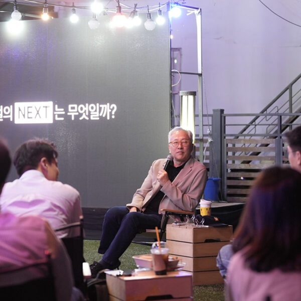 모종린 연세대 국제대학원 교수가 지난 5일 전북 군산 개복동 일원에서 개최된 2024 로컬라이즈 군산 페스티벌 토크콘서트에 참석해 지역 창업가들과 소통하고 있다.