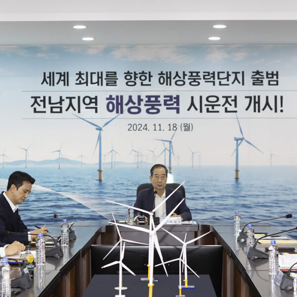 한덕수 국무총리가 18일 전남 목포시 목포신항만에서 열린 해상풍력발전 간담회에서 발언하고 있다. 왼쪽부터 이남철 (주)한화 전무, 유태승 COP Korea 공동대표, 추형욱 SK이노베이션 E&S 사장, 한덕수 국무총리, 김영록 전남도지사, 박홍률 목포시장, 박우량 신안군수.