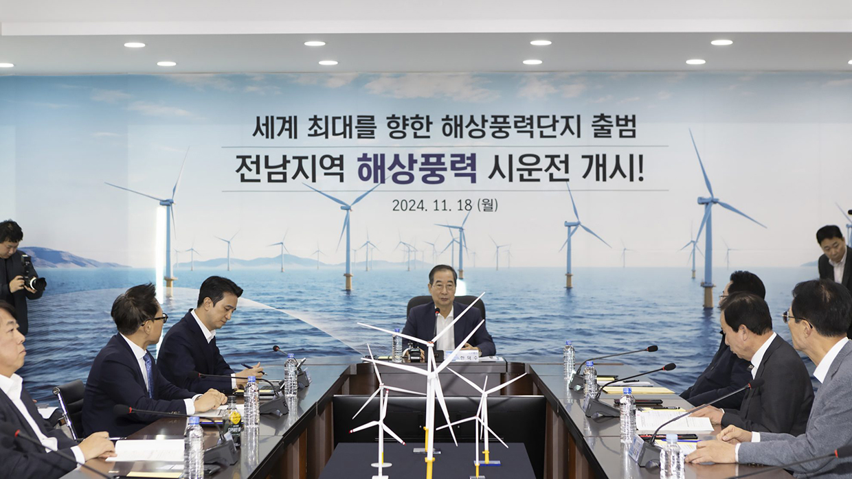 <사진1> 한덕수 국무총리가 18일 전남 목포시 목포신항만에서 열린 해상풍력발전 간담회에서 발언하고 있다. 왼쪽부터 이남철 (주)한화 전무, 유태승 COP Korea 공동대표, 추형욱 SK이노베이션 E&S 사장, 한덕수 국무총리, 김영록 전남도지사, 박홍률 목포시장, 박우량 신안군수.