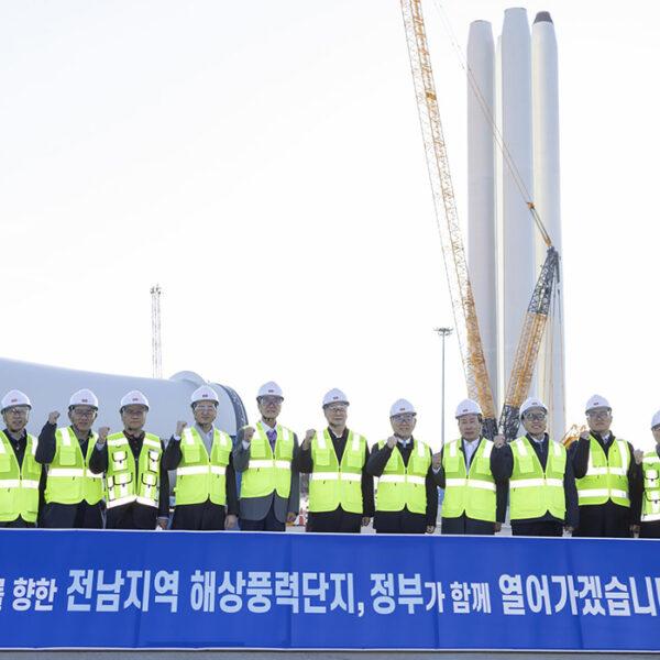 18일 전남 목포시 목포신항만에서 열린 해상풍력발전 배후항만 현장 시찰 행사 이후 한덕수 국무총리, 김영록 전남도지사, 박홍률 목포시장, 박우량 신안군수, 추형욱 SK이노베이션 E&S 사장 등을 비롯한 참석자들이 기념촬영을 하고 있다.