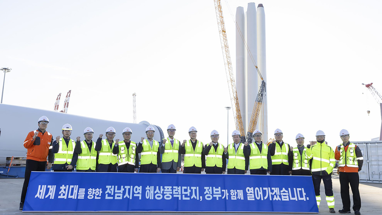 <사진2> 18일 전남 목포시 목포신항만에서 열린 해상풍력발전 배후항만 현장 시찰 행사 이후 한덕수 국무총리, 김영록 전남도지사, 박홍률 목포시장, 박우량 신안군수, 추형욱 SK이노베이션 E&S 사장 등을 비롯한 참석자들이 기념촬영을 하고 있다.