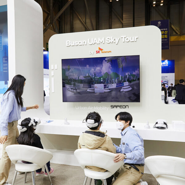 UAM VR 영상 체험을 즐기는 모습