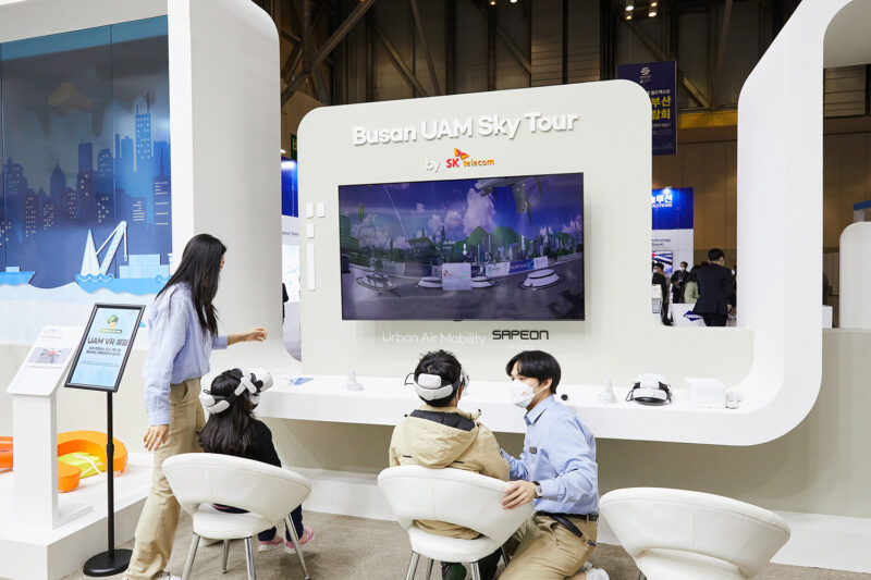 UAM VR 영상 체험을 즐기는 모습