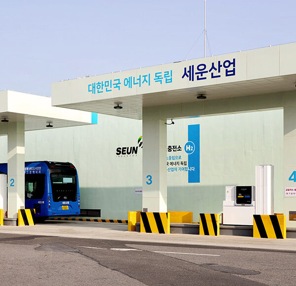 인천 가좌 충전소에서 버스를 충전 준인 모습