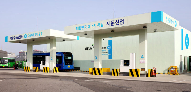 인천 가좌 충전소에서 버스를 충전 준인 모습