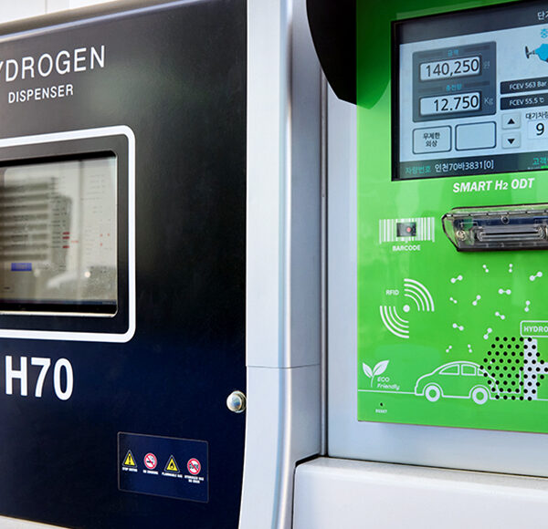 인천 가좌 충전소에서 버스를 충전 준인 모습