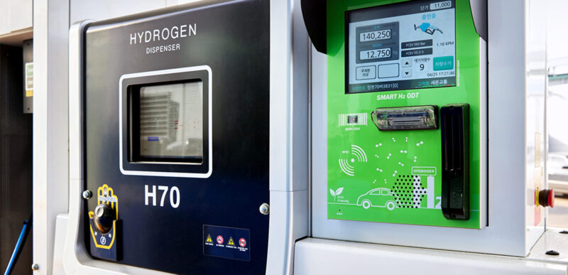 인천 가좌 충전소에서 버스를 충전 준인 모습