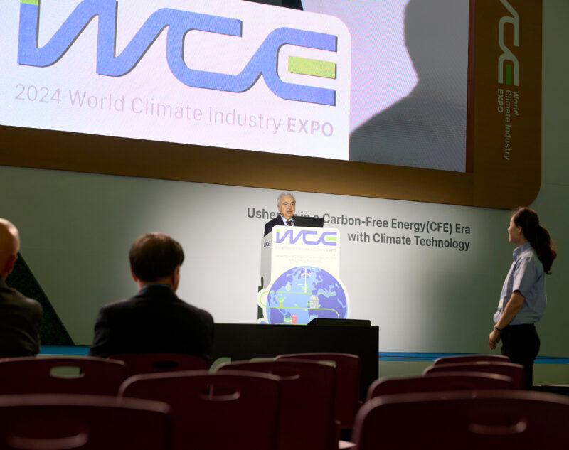 기조연설을 진행 중인 파티 비룰 IEA 사무총장