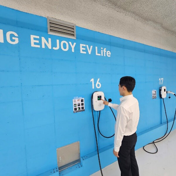 아이파킹앱을 통해 전기차를 충전하고 있는 모습