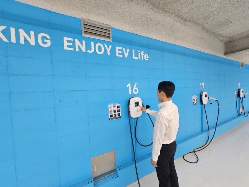 아이파킹앱을 통해 전기차를 충전하고 있는 모습