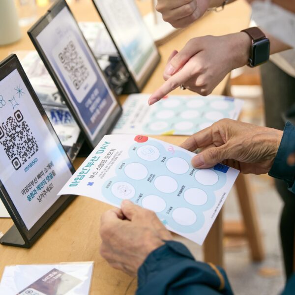 스탬프 투어 이벤트에 참여 중인 시민