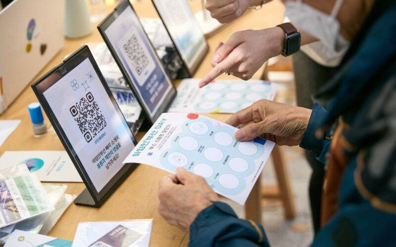 스탬프 투어 이벤트에 참여 중인 시민