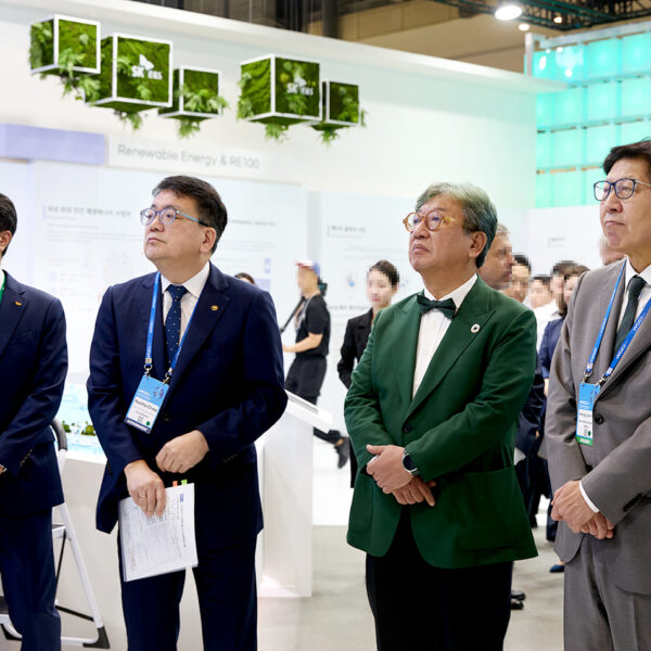 왼쪽부터 SK E&S 추형욱 대표이사 사장, 최남호 산업부 2차관, 김상협 탄소중립녹색성장위원회 위원장, 박형준 부산 시장이 SK E&S 전시관을 찾은 모습