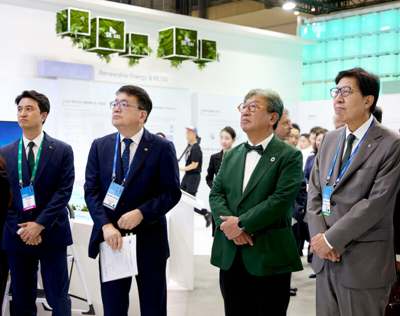 왼쪽부터 SK E&S 추형욱 대표이사 사장, 최남호 산업부 2차관, 김상협 탄소중립녹색성장위원회 위원장, 박형준 부산 시장이 SK E&S 전시관을 찾은 모습