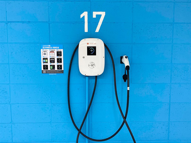 아이파킹앱을 통해 전기차를 충전하고 있는 모습