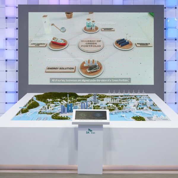 무탄소 에너지 기술이 적용된 미래 도시를 구현한 디오라마와 CFE CITY 존 전경