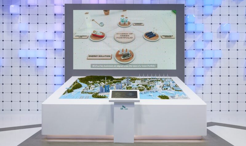 무탄소 에너지 기술이 적용된 미래 도시를 구현한 디오라마와 CFE CITY 존 전경