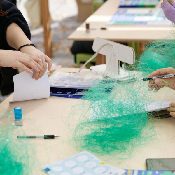 넷스파 부스에서 폐어망 분류 체험 모습