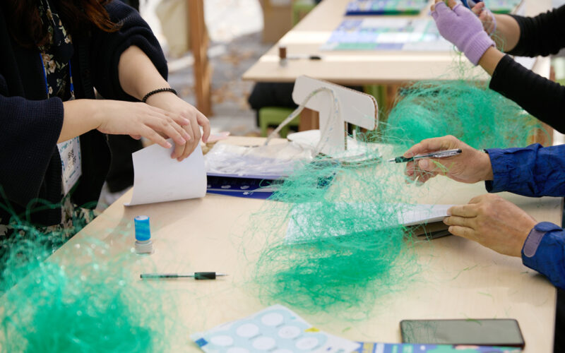 넷스파 부스에서 폐어망 분류 체험 모습