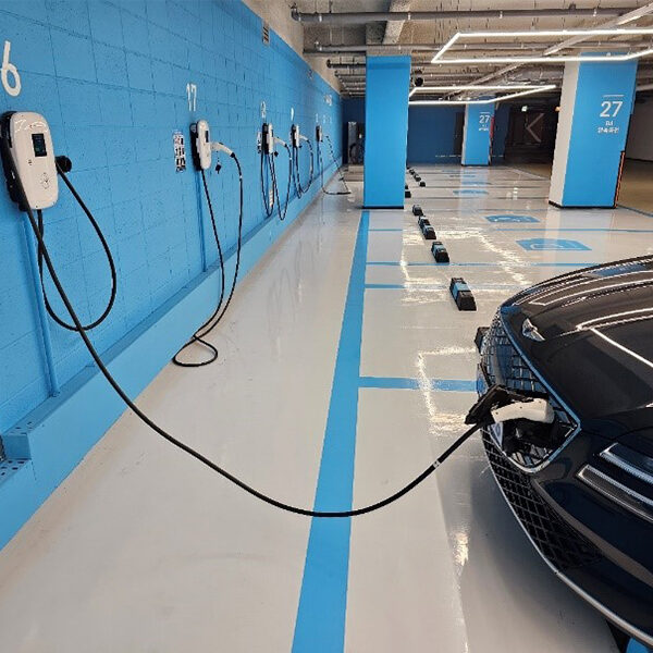 아이파킹앱을 통해 전기차를 충전하고 있는 모습