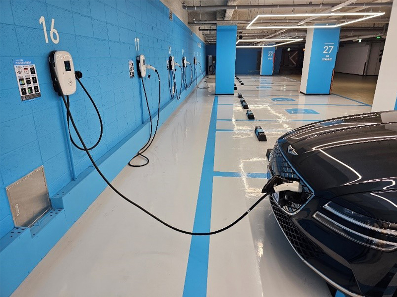 아이파킹앱을 통해 전기차를 충전하고 있는 모습